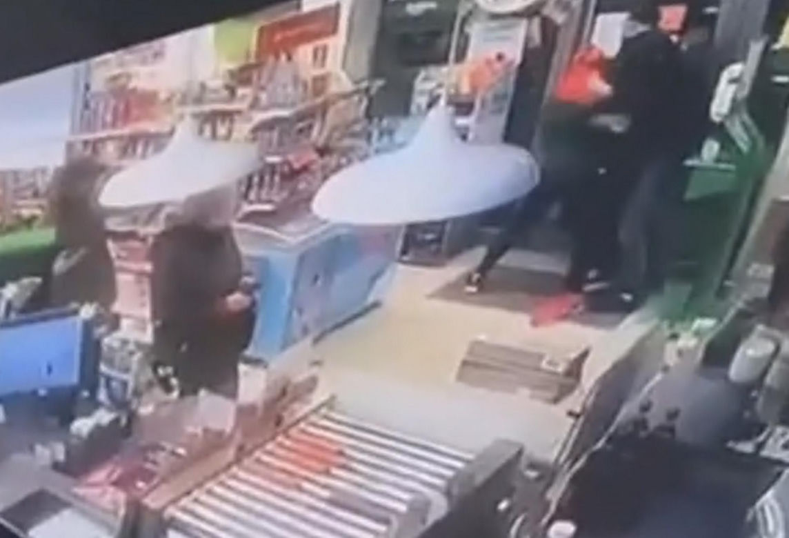 Chciał okraść sklep. 20-letnia Ola powaliła go na ziemię! Wszystko się nagrało [WIDEO]