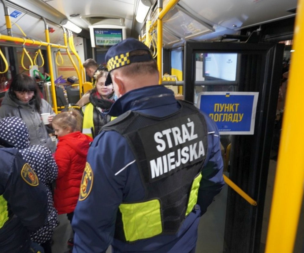 Wojna na Ukrainie. Strażnicy miejscy również pomagają uchodźcom!