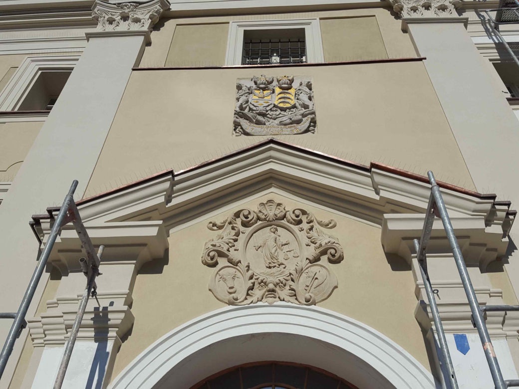 Znika rusztowanie, odsłania nowe kolory. Kończy się remont ratusza w Lesznie