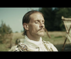 W filmie Macieja Kawulskiego wciela się w głównego antagonistę.