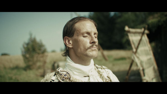 W filmie Macieja Kawulskiego wciela się w głównego antagonistę.