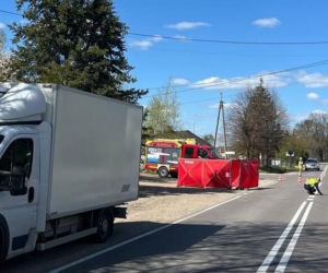 Tragiczny wypadek na DW 811 w Nowych Hołowczycach. Kierowca busa potrącił pieszą