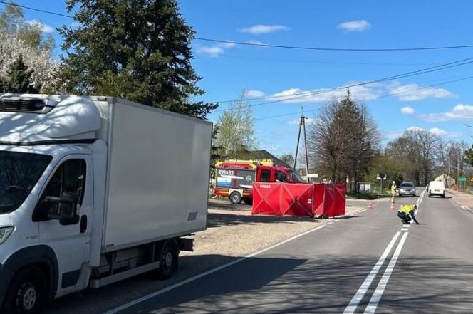 Tragiczny wypadek na DW 811 w Nowych Hołowczycach. Kierowca busa potrącił pieszą