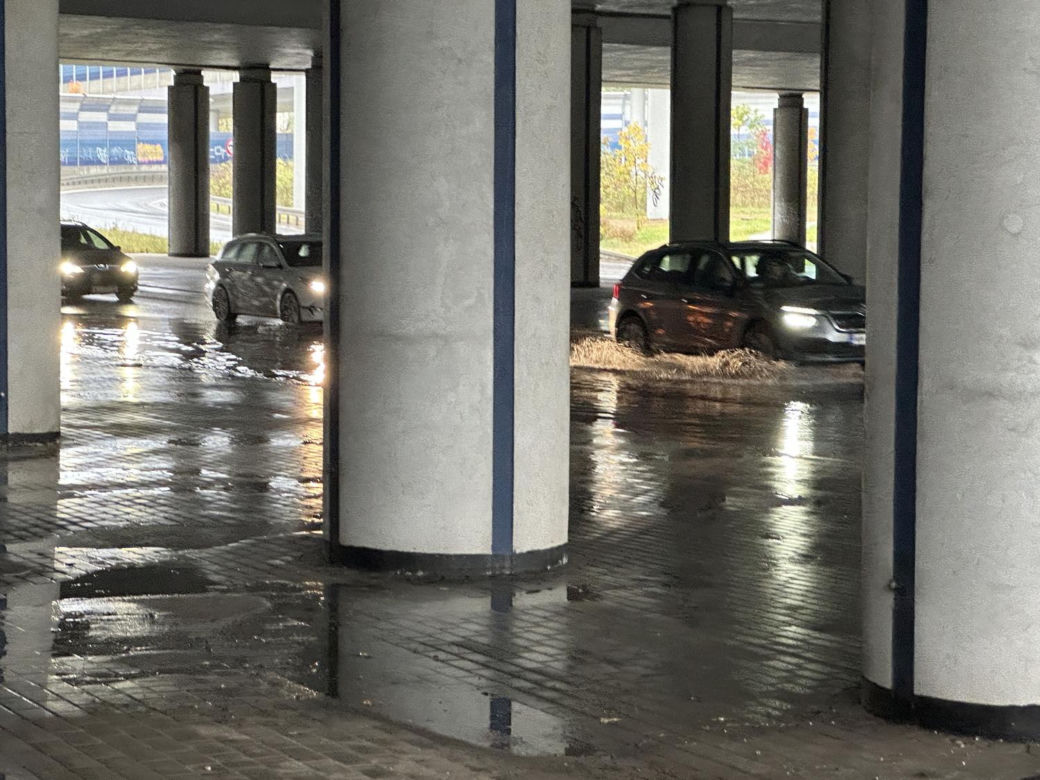 Pogodowy armagedon w Warszawie. Ulice jak rzeki, auta grzęzną w błocie