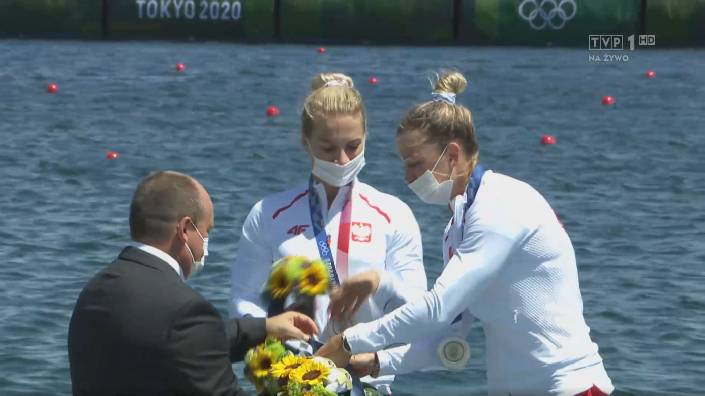 Karolina Naja i Anna Puławska z medalem