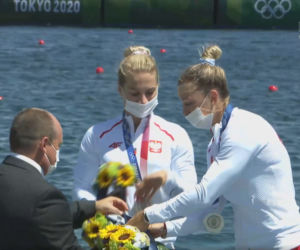 Karolina Naja i Anna Puławska z medalem