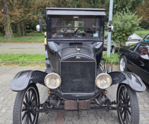 Prawdziwe motoryzacyjne perełki pod Torbydem! Bydgoskie Klasyki Nocą znów zachwyciły