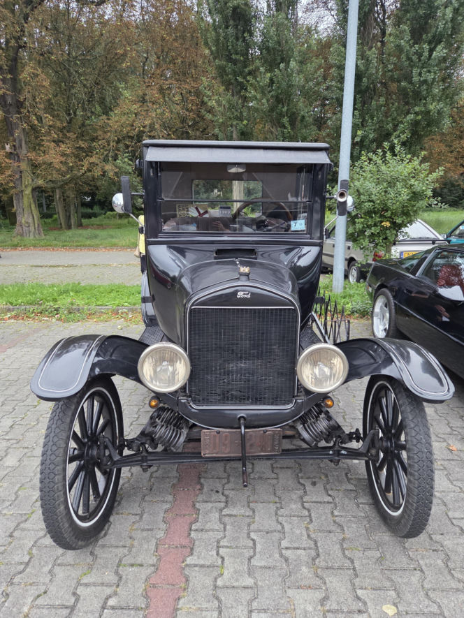 Prawdziwe motoryzacyjne perełki pod Torbydem! Bydgoskie Klasyki Nocą znów zachwyciły