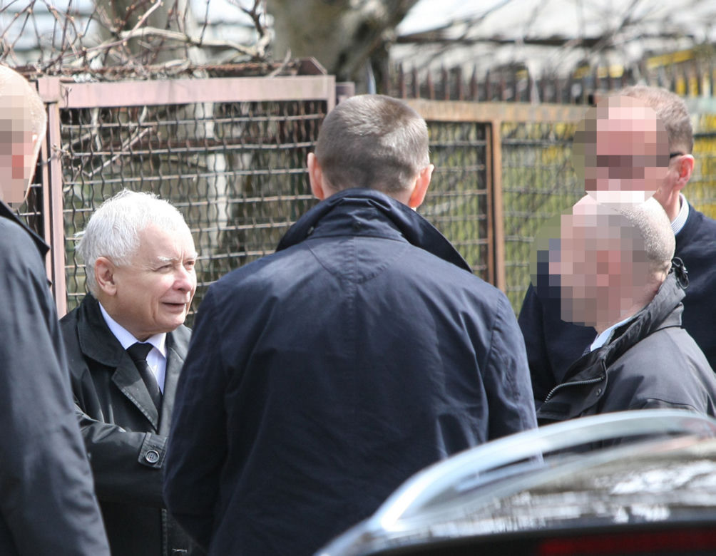 Kaczyński jak gwiazdor! Wpisał się w książkę nieznajomemu 