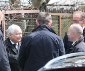 Kaczyński jak gwiazdor! Wpisał się w książkę nieznajomemu 