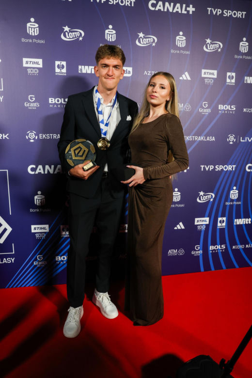 Piłkarz Wojciech Mońka całuje się z dziewczyną