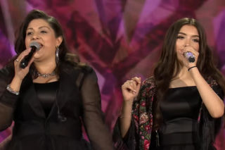 Viki Gabor z mamą na scenie