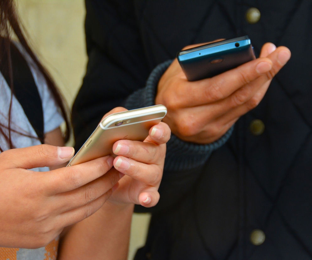 Polacy dostają tajemniczy SMS z Chin! W treści „puk, puk”
