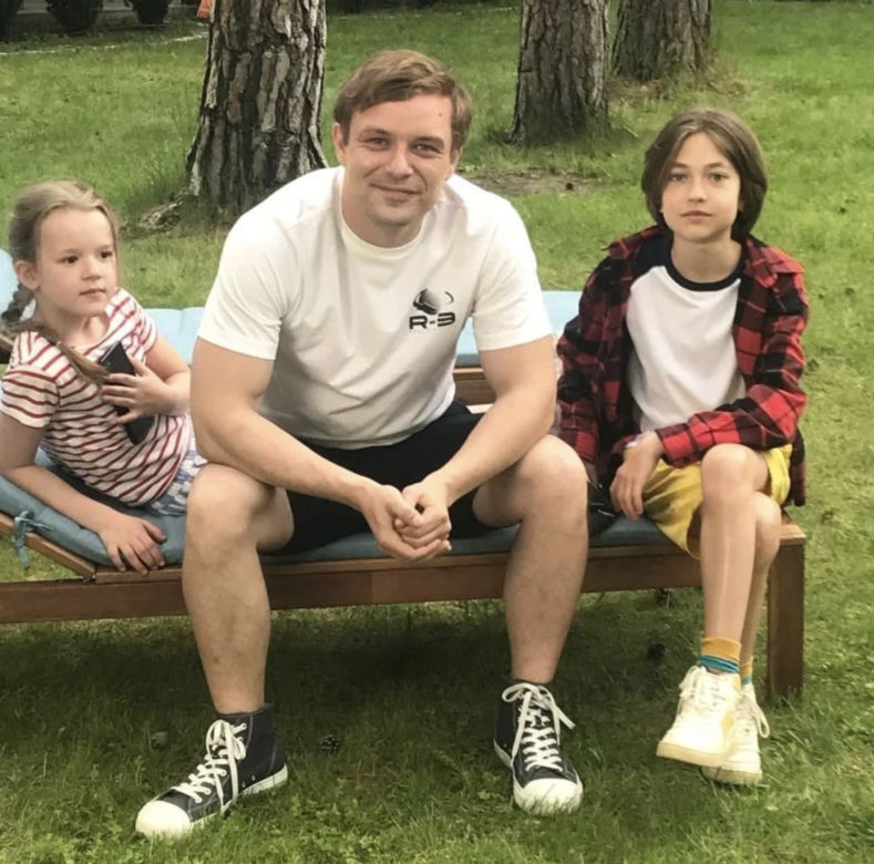Barwy szczęścia po wakacjach 2023. Marysia (Nina Szumowska), Emil (Artem Malashchuk), Hubert (Marek Molak)