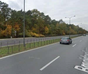 Opustoszały zespół przystankowy Bronisława Czecha-Las