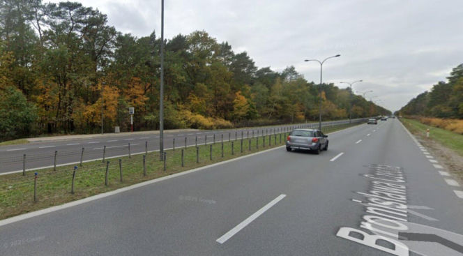 Opustoszały zespół przystankowy Bronisława Czecha-Las