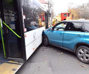 Zderzenie auta osobowego z autobusem