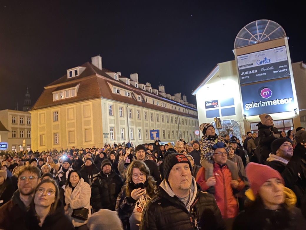32. Finał WOŚP w Zielonej Górze. Najpierw koncerty a później "Światełko do Nieba" - tak się bawili zielonogórzanie