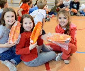 Koszykarki Ślęzy rozdają piłki w szkołach