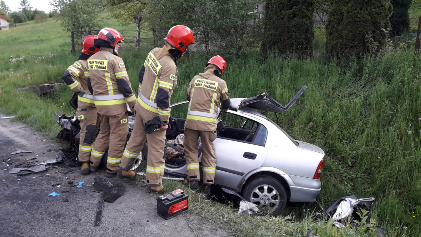 Koszmarny wypadek w Łososinie Dolnej. Strażacy rozcinali zmasakrowanego opla