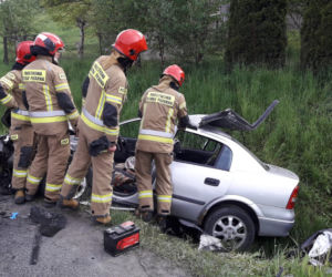 Koszmarny wypadek w Łososinie Dolnej. Strażacy rozcinali zmasakrowanego opla