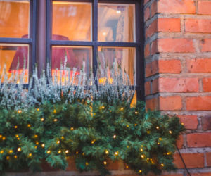 Zewnętrzne dekoracje okien na Boże Narodzenie