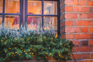 Zewnętrzne dekoracje okien na Boże Narodzenie