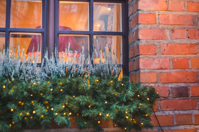 Zewnętrzne dekoracje okien na Boże Narodzenie
