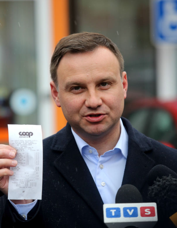 Andrzej Duda porównał ceny na Słowacji i w Polsce. Drożej w euro....