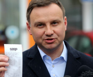 Andrzej Duda porównał ceny na Słowacji i w Polsce. Drożej w euro....