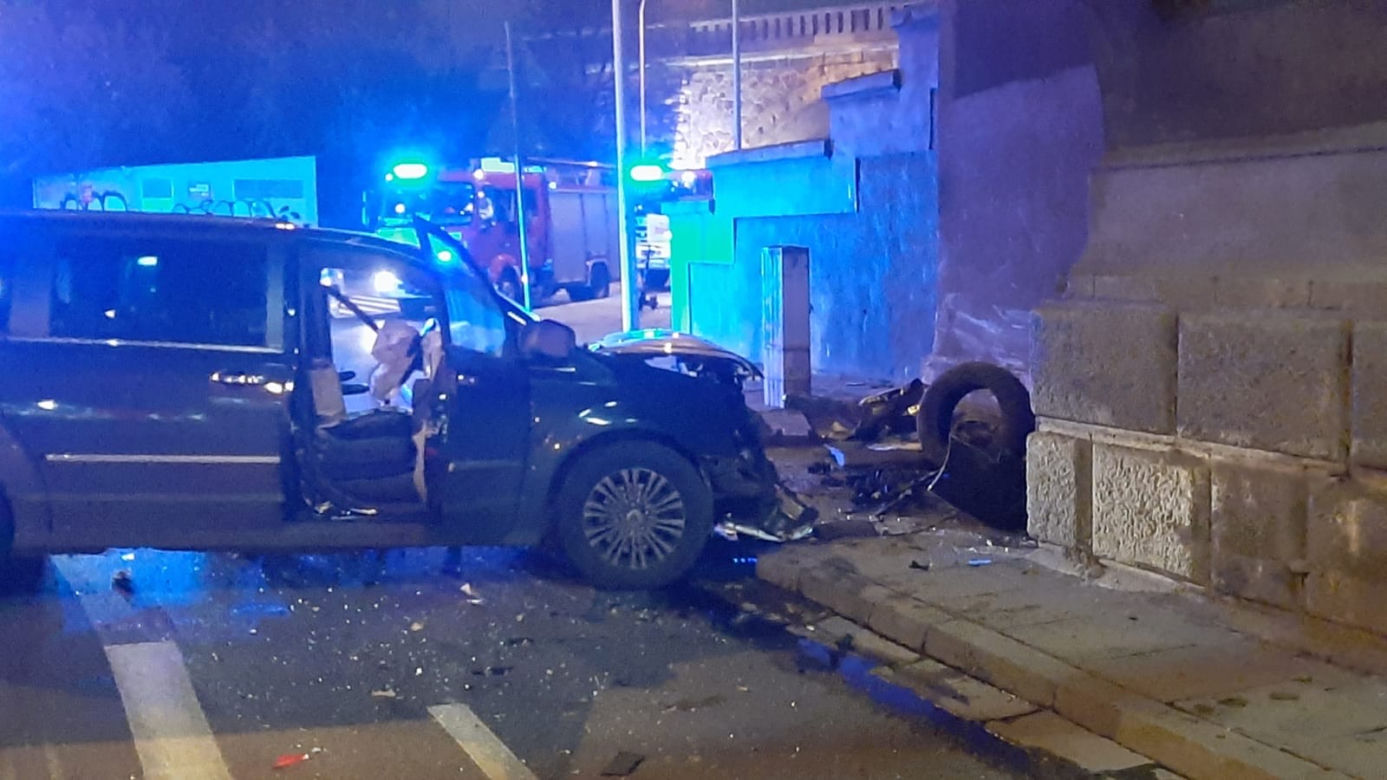Policyjny pościg na Wisłostradzie. 41-latek rozwalił auto o filar mostu. Był pijany i pod wpływem narkotyków