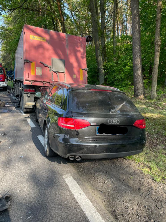 Makabryczny wypadek pod Żarami. Kilka osób ucierpiało w zderzeniu forda, audi i tira [ZDJĘCIA]