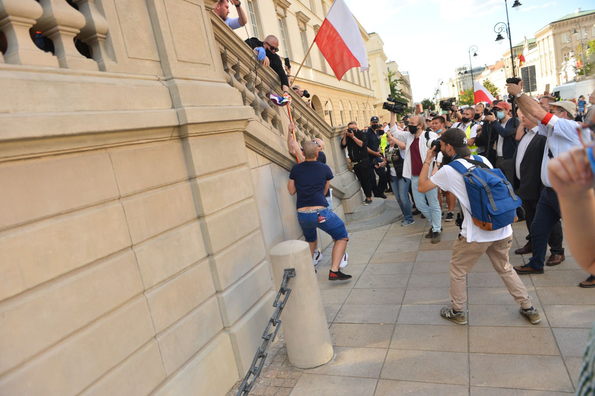  Dewastują tęczową flagę na obchodach Powstania Warszawskiego