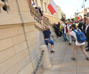  Dewastują tęczową flagę na obchodach Powstania Warszawskiego