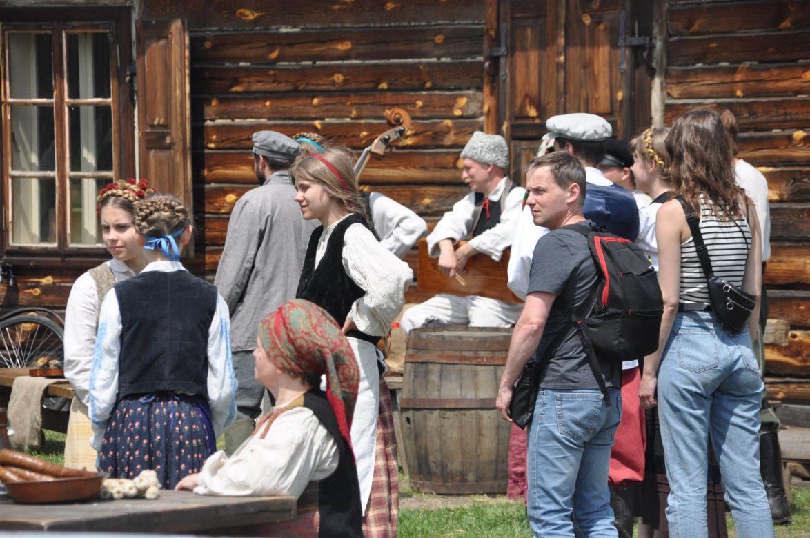 "Sami swoi. Początek". Filmowy kręcili sceny w Muzeum Wsi Kieleckiej w Tokarni