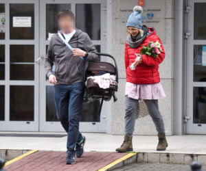 Joanna Moro z mężem i dzieckiem wychodzą po porodzie ze szpitala