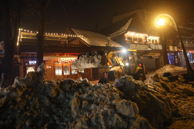 Akcja wywożenia śniegu z Krupówek