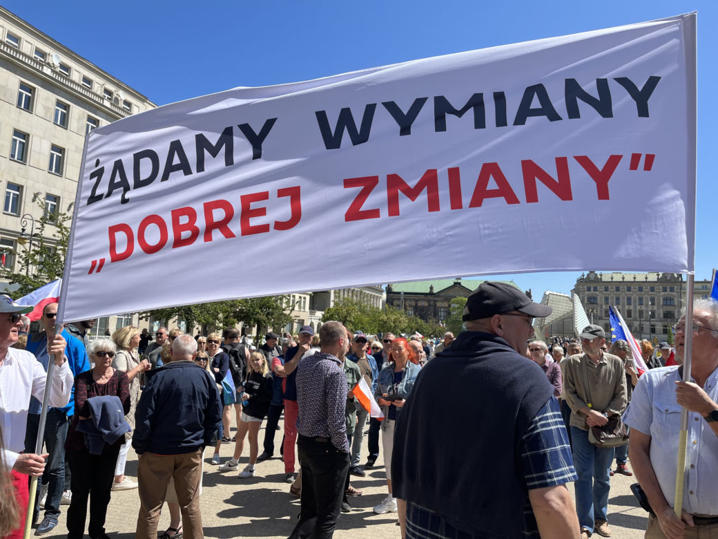 Toast za Wolność w Poznaniu. Tysiące ludzi na placu Wolności