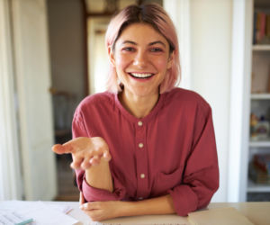 Ten nawyk ma prawie każdy dorosły. Kiedy może świadczyć o schizofrenii?