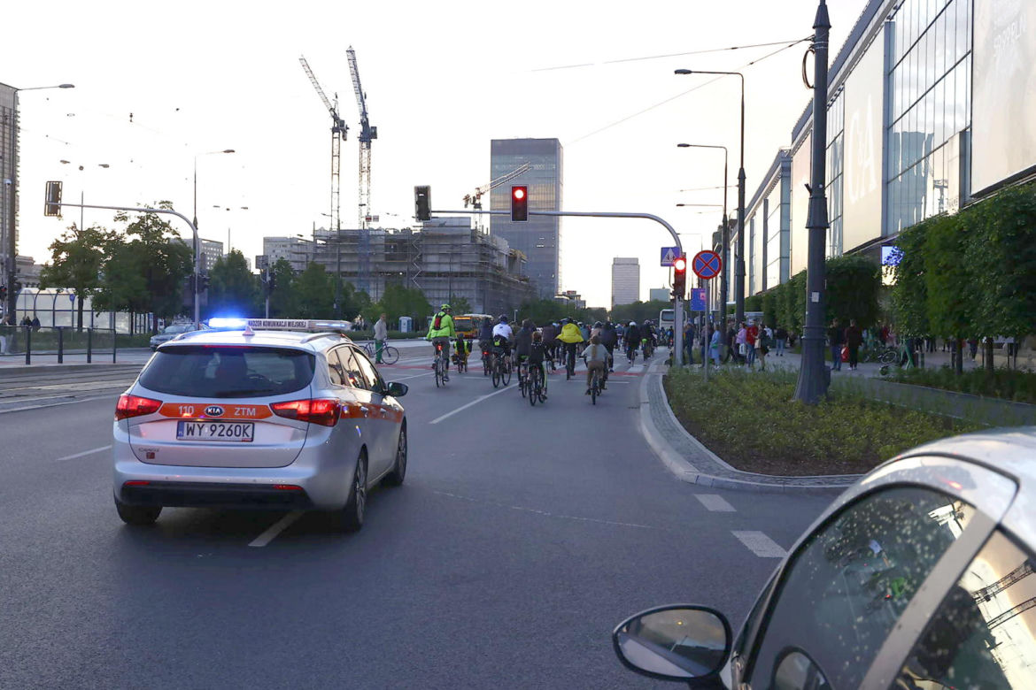 Masa Krytyczna przejechała ulicami Warszawy. Gigantyczne korki w trzech dzielnicach [GALERIA]