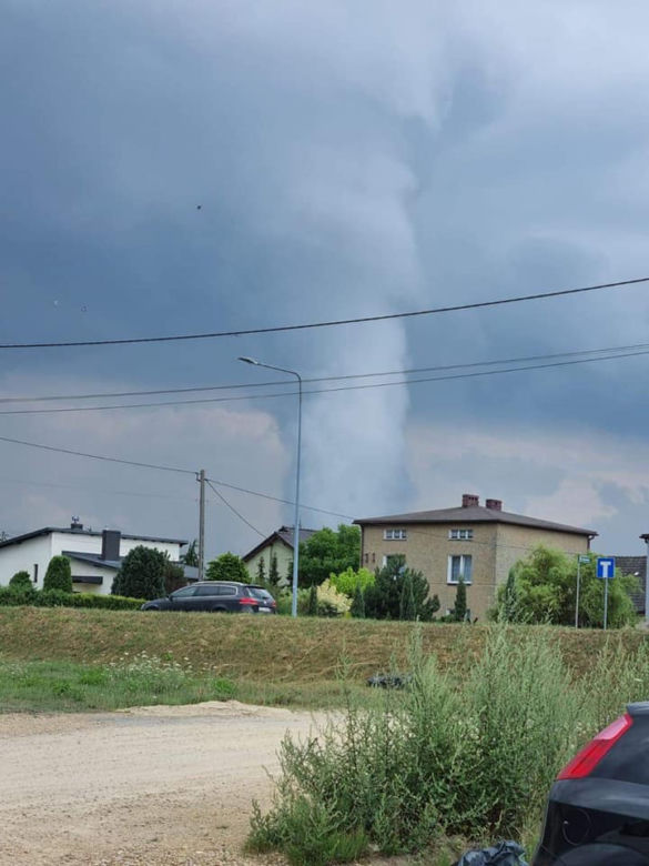 Trąba powietrzna na Śląsku! Ogromny wir widziany był w Żorach. Może być groźny! [ZDJĘCIA, WIDEO]