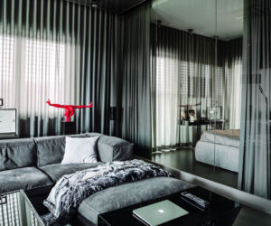 Rozłożysta i miękka szara sofa do nowoczesnego salonu