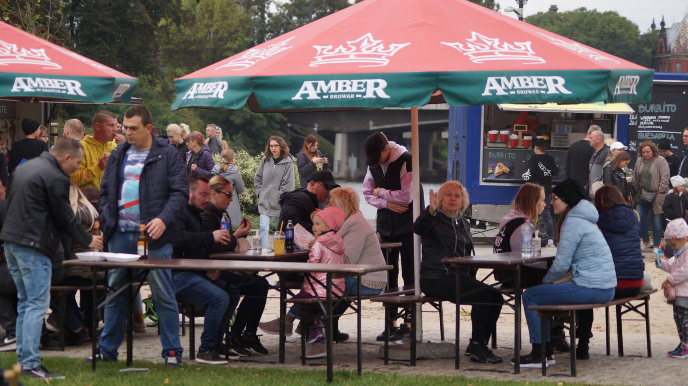 Festiwal Food Trucków 2021. Restauracje na kółkach zaparkowały na Wyspie Młyńskiej