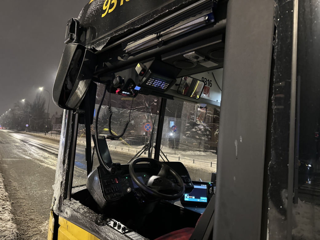 Karetka huknęła w autobus, a później w fotoradar. Dwie osoby w szpitalu, w tym dziecko