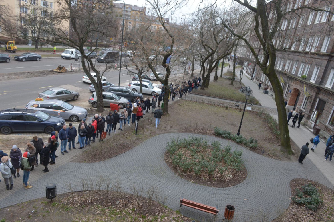 Stali trzy godziny w kolejce po pączki