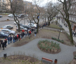 Stali trzy godziny w kolejce po pączki