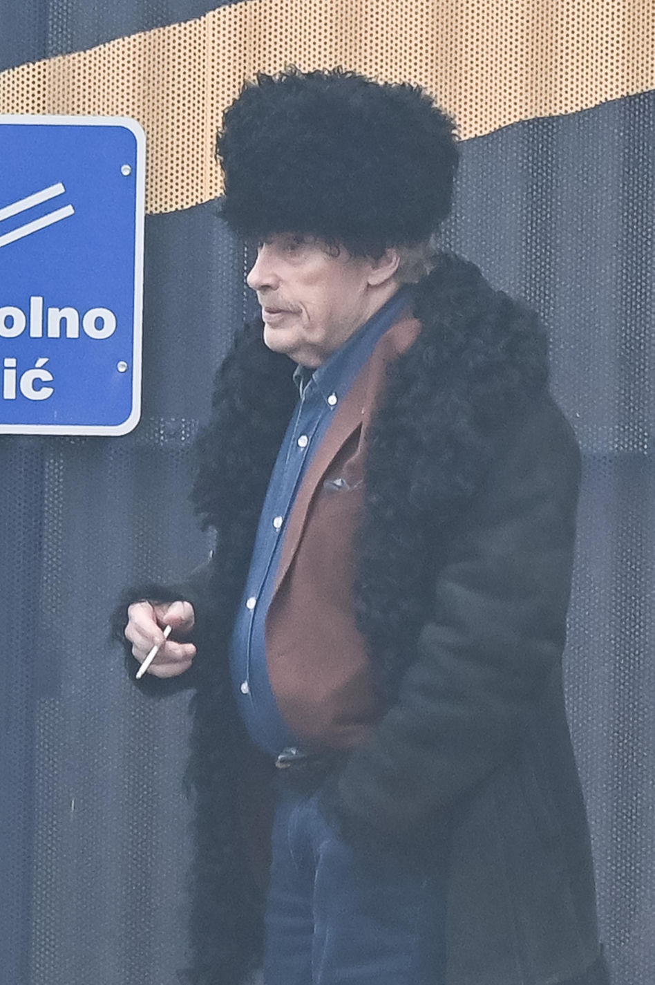 Daniel Olbrychski pali pod zakazem palenia