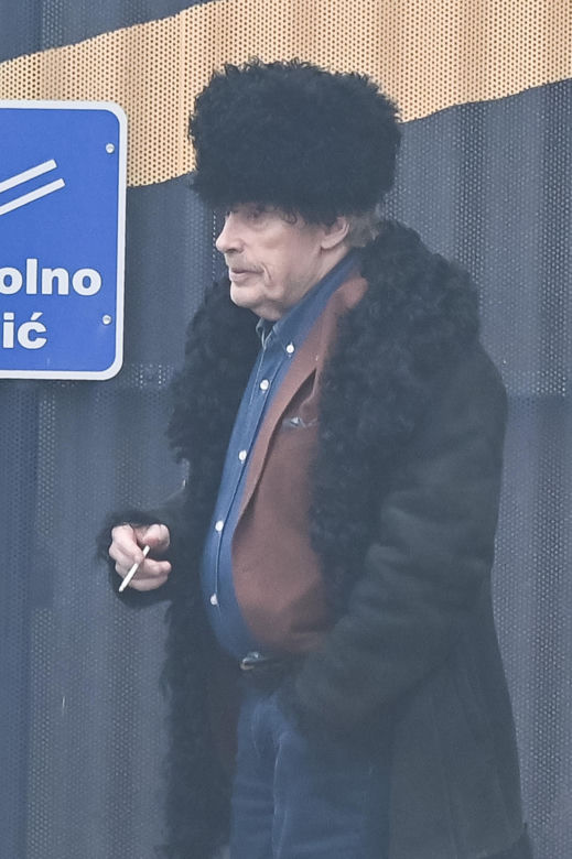 Daniel Olbrychski pali pod zakazem palenia