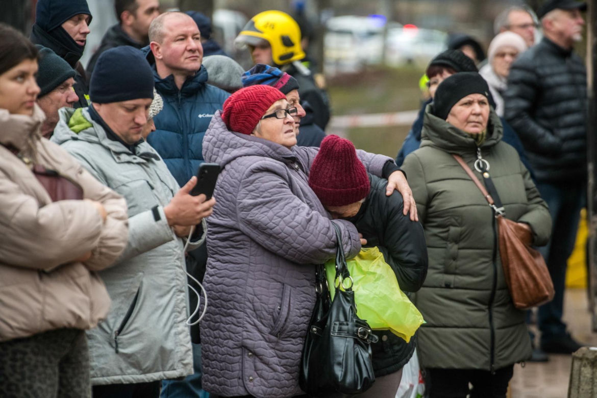 Akcja poszukiwawczo-ratownicza w miejscu uderzenia rosyjskiej rakiety manewrującej w wielopiętrowy budynek mieszkalny w Tarnopolu