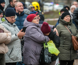 Akcja poszukiwawczo-ratownicza w miejscu uderzenia rosyjskiej rakiety manewrującej w wielopiętrowy budynek mieszkalny w Tarnopolu